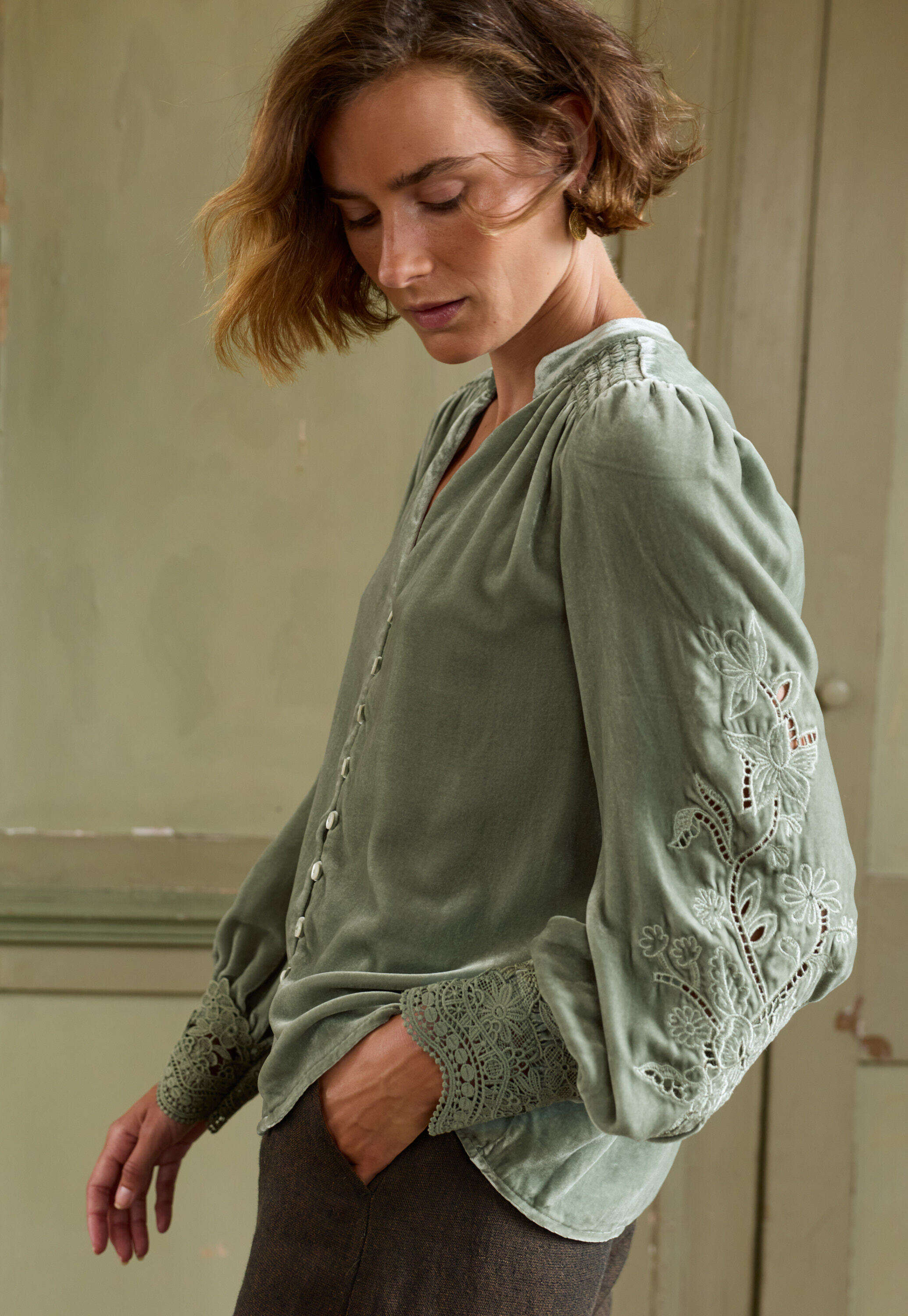 Samtbluse mit Cutwork