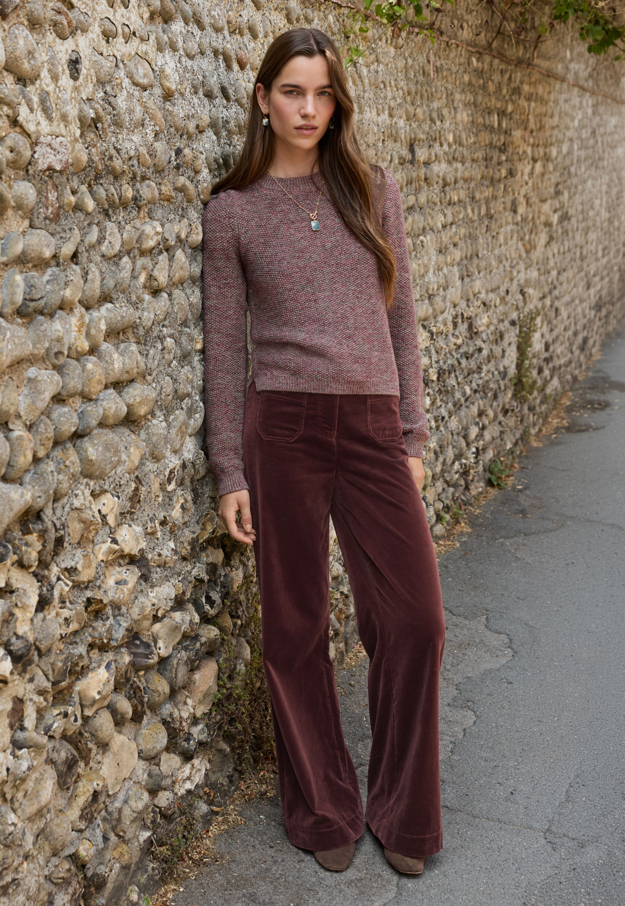 Samthose mit weitem Bein