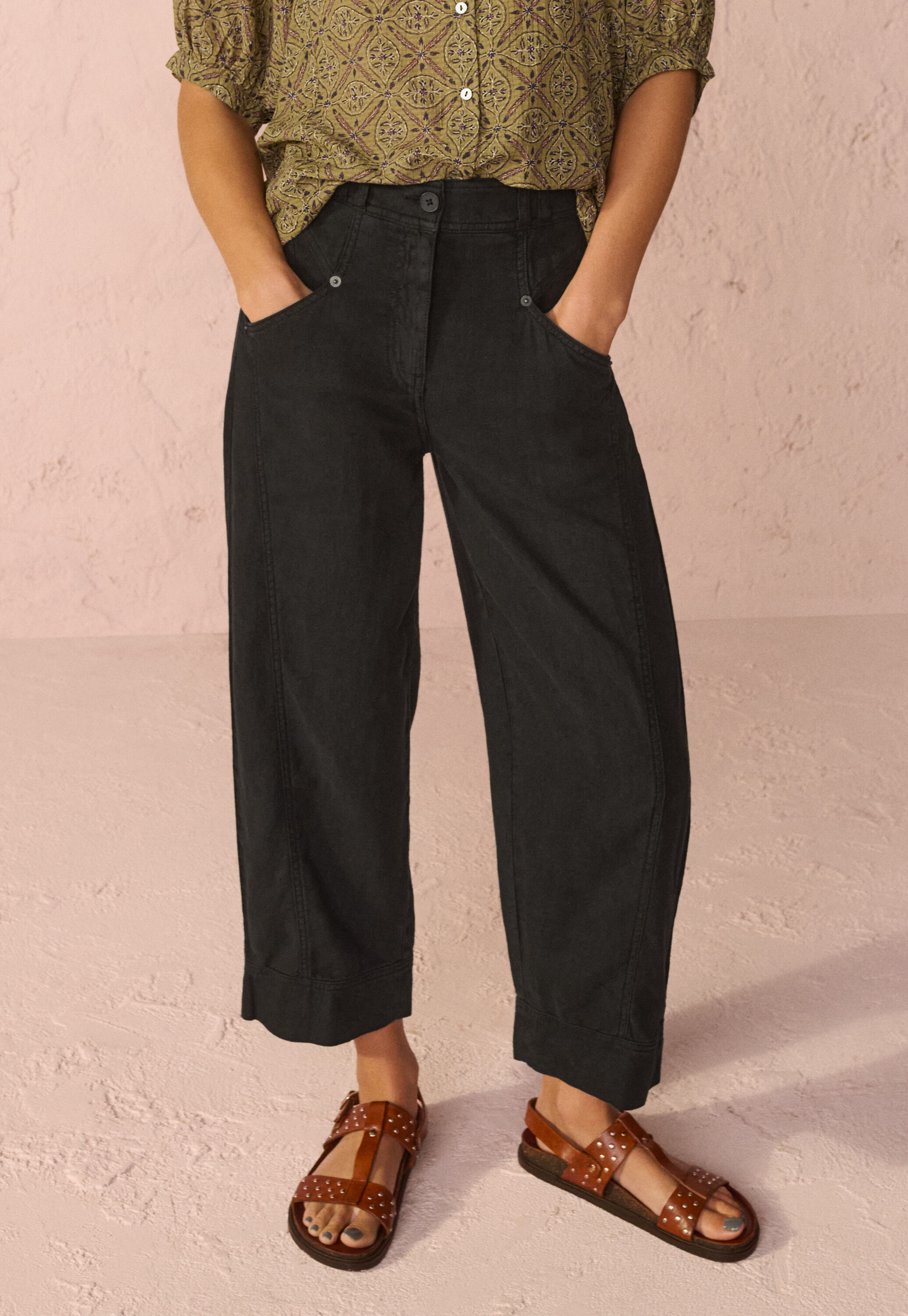 K&uuml;rzer geschnittene Hose