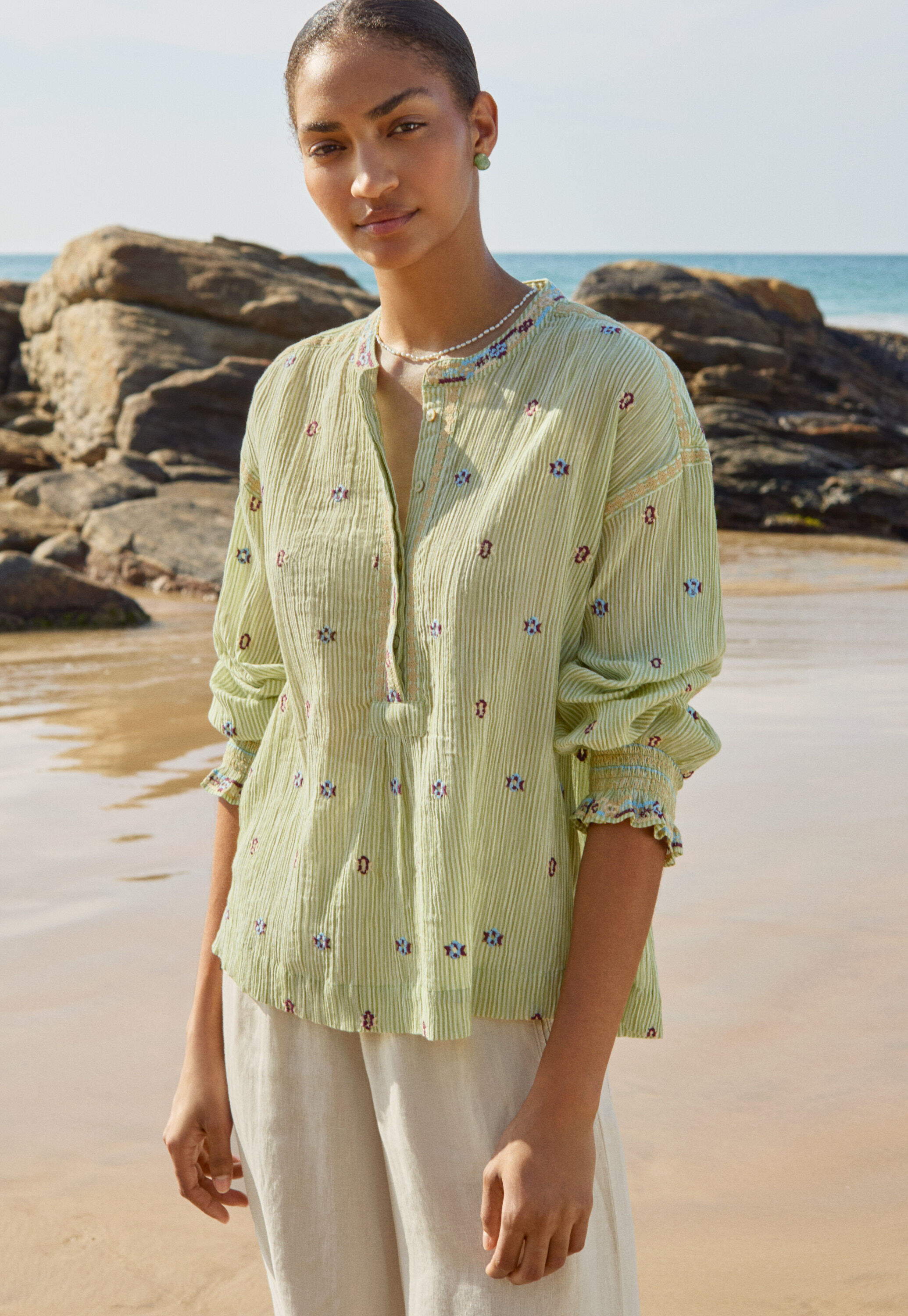 Bestickte Crinkle-Bluse