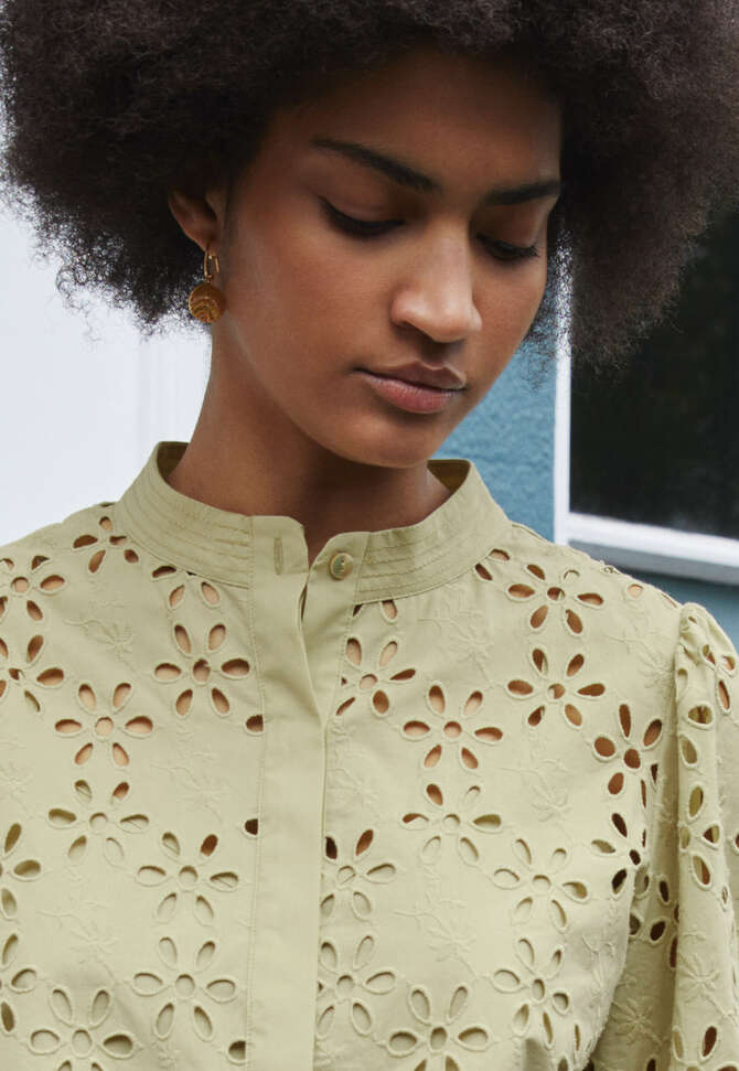 Cutwork-Bluse, Zartes Oliv, completeTheLook
