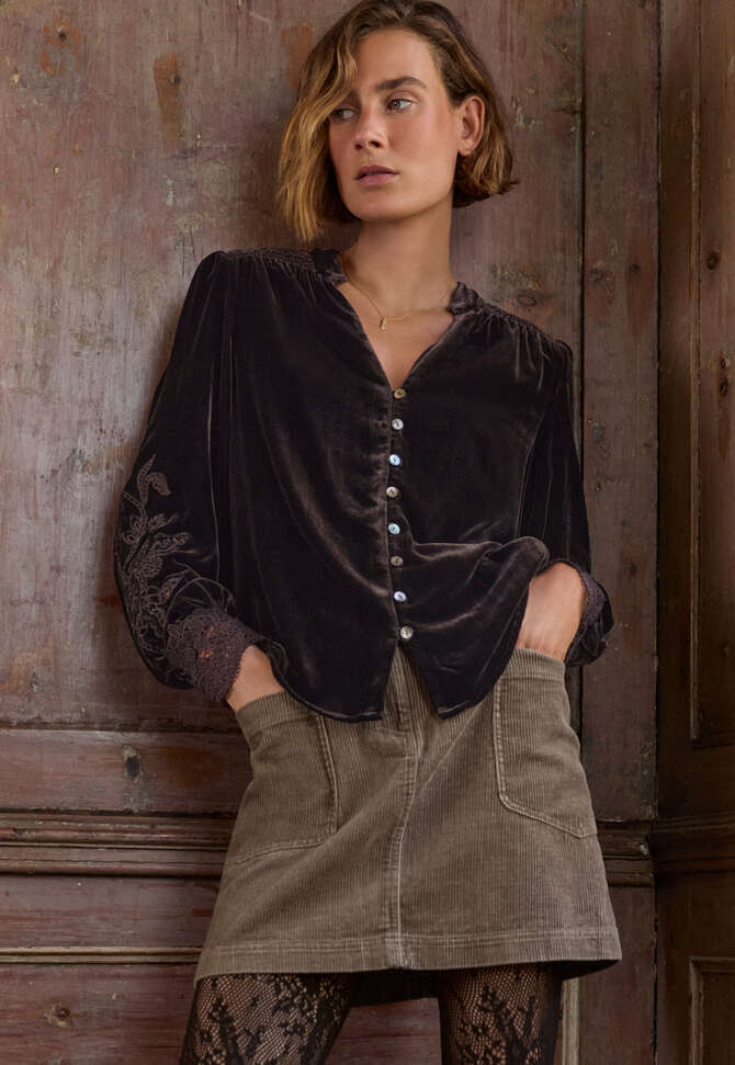 Samtbluse mit Cutwork, Schwarzer Kaffee, completeTheLook